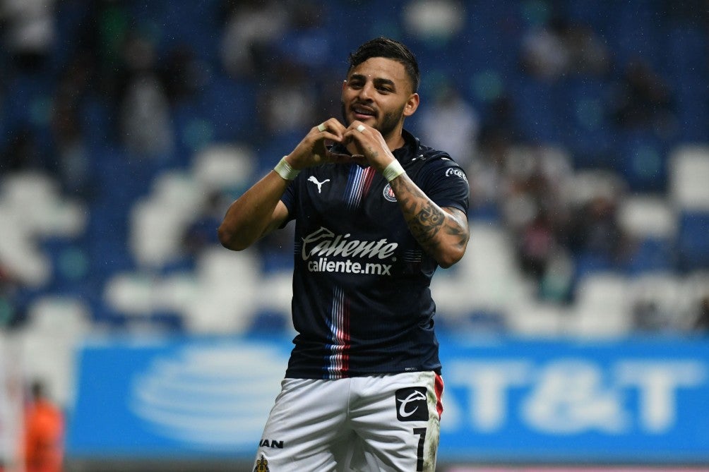 Alexis Vega en festejo con Chivas