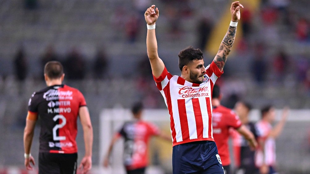 Alexis Vega en festejo con Chivas