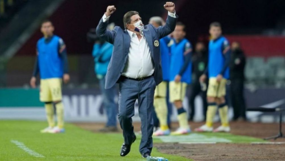 Miguel Herrera en festejo como técnico del América