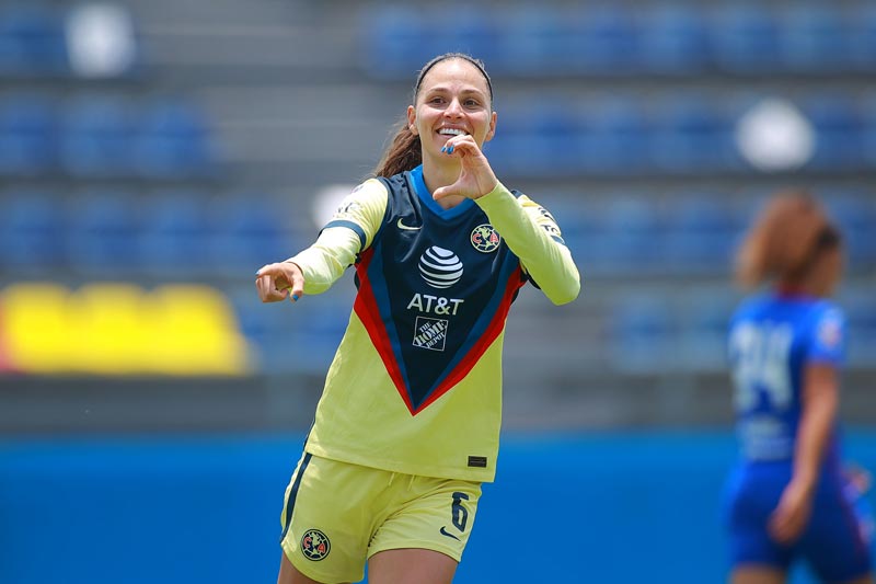 La jugadora del América celebrando un gol