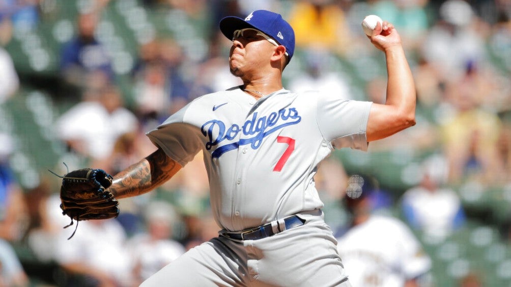 Julio Urías durante un partido con Dodgers