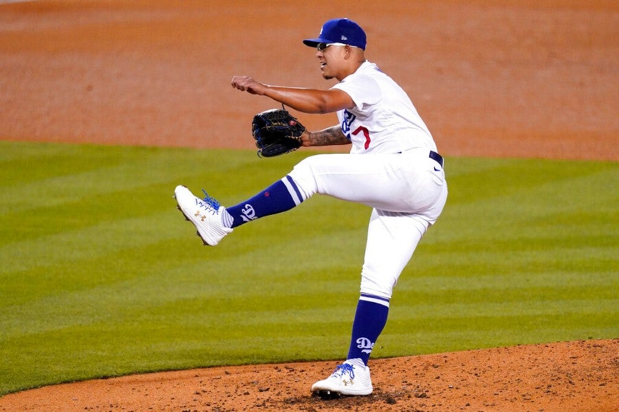 Julio Urías durante un partido con Dodgers