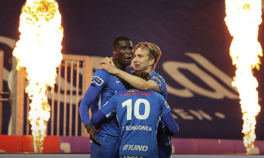 Jugadores del Genk celebran gol de Paul Onuachu ante el Club Brugge