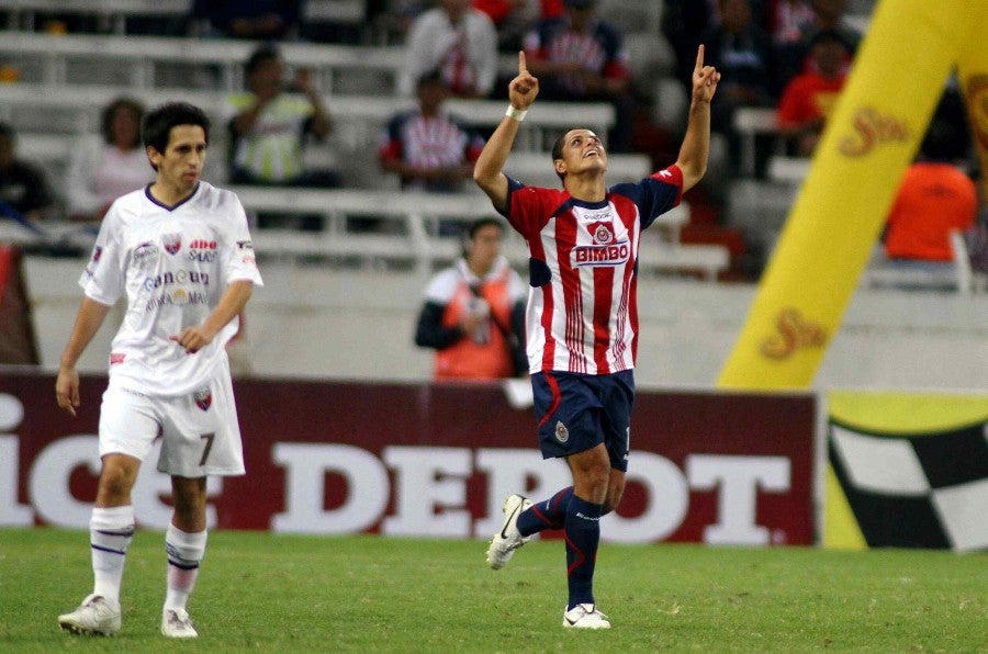 Javier Hernández celebrando un gol con las Chivas