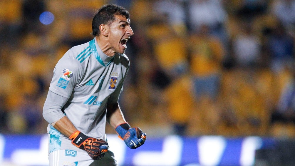 Nahuel Guzmán durante un partido con Tigres