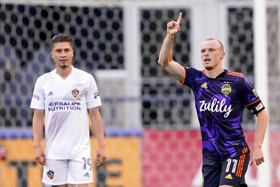 Jorge Villafaña durante un partido con Galaxy