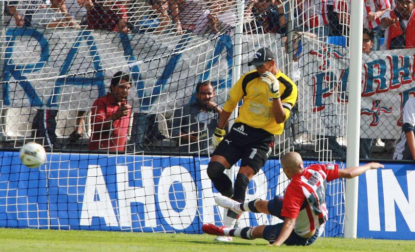 Adolfo Bautista y Calero en el duelo entre Chivas y Pachuca