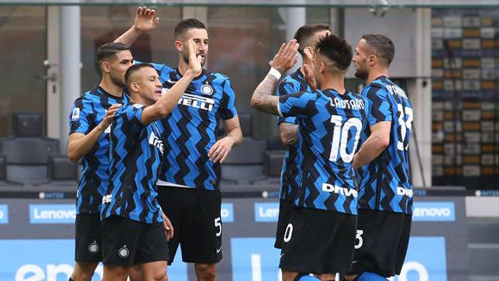 Elementos del Inter celebran un gol del juego