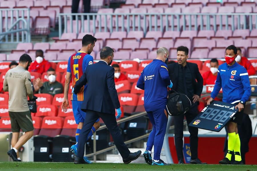 Busquets dejando el campo tras choque de cabeza