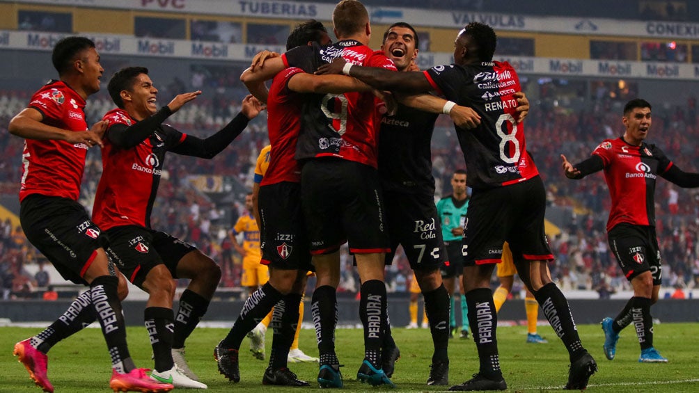 Jugadores de Atlas, en festejo de gol