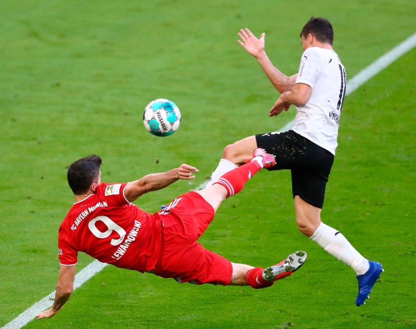 Lewandoswski anotando de tijera un gol a favor del Bayern