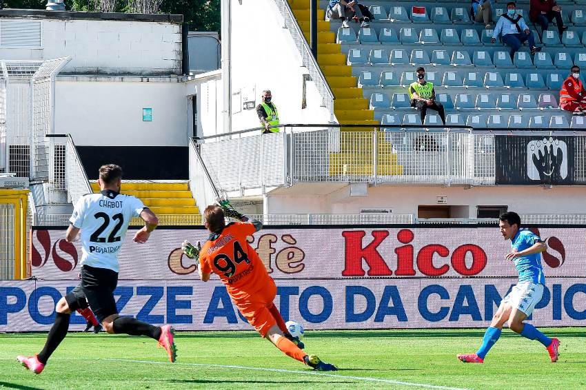 Hirving Lozano anotando el cuarto gol del Napoli ante el Spezi