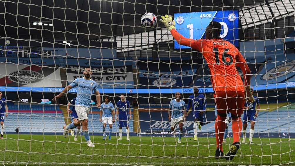 Kun Agüero en partido con el City