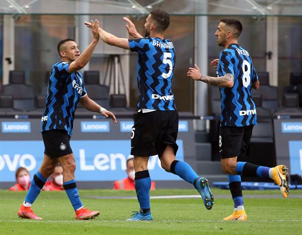 Jugadores del Inter festejan su anotación