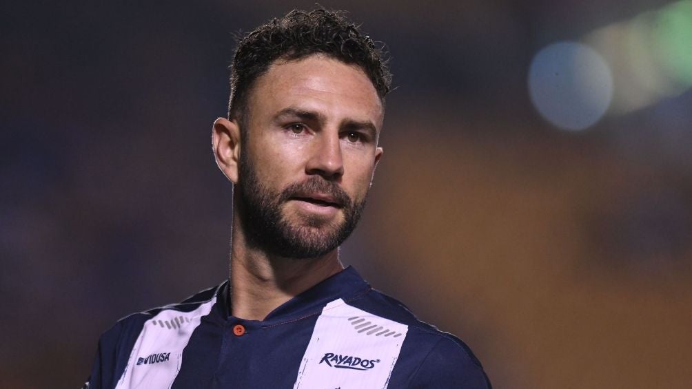 Miguel Layún en un partido con Rayados 