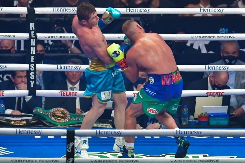 Canelo venció a Saunders 