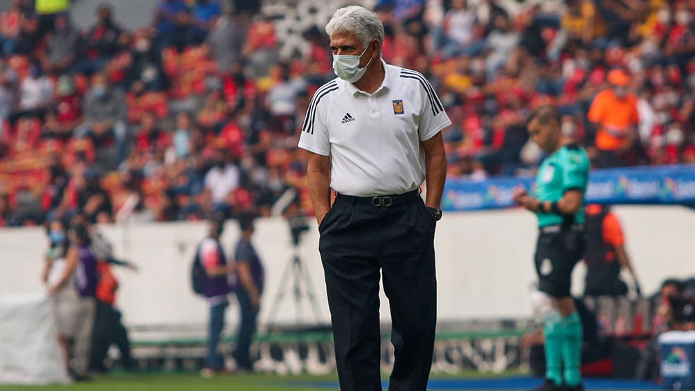 Ricardo Ferretti en el partido ante Atlas