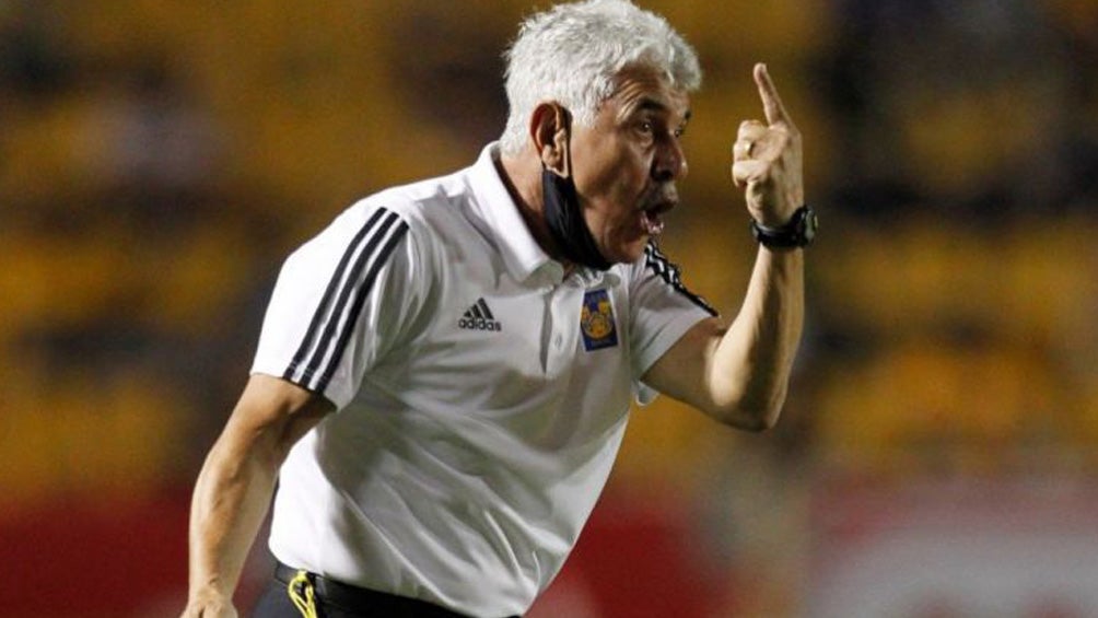 Ricardo Ferretti en el duelo entre Tigres y América