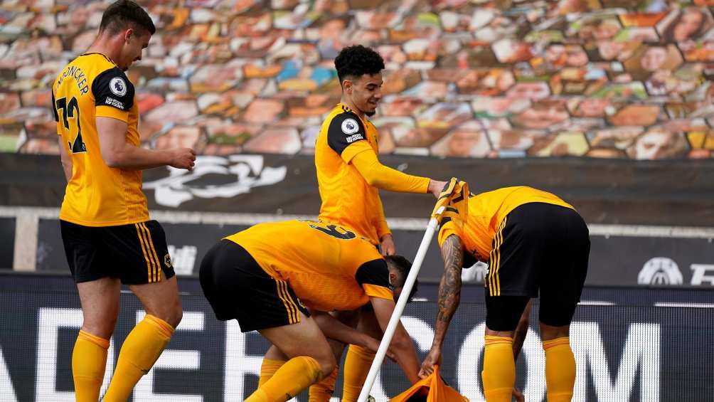 Wolves en festejo de gol