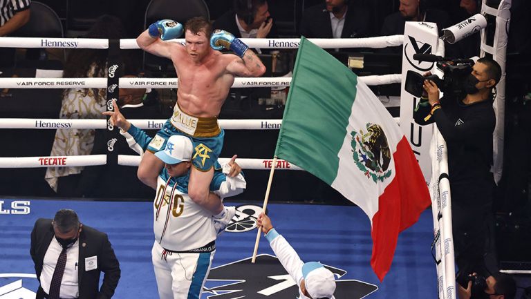 Canelo en pelea de Box