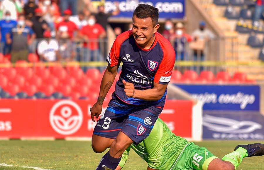 Víctor Mañon festeja gol a Mineros