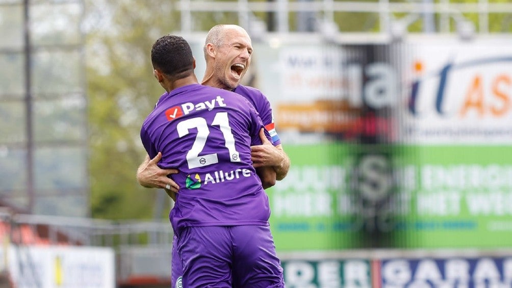 Arjen Robben celebrando un gol con el Groningen