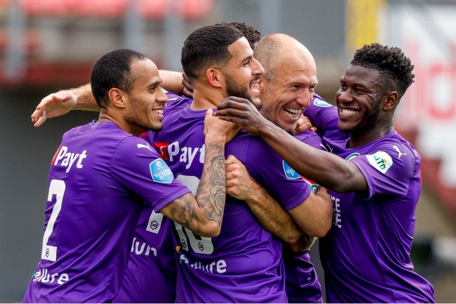 Arjen Robben celebrando un gol con el Groningen