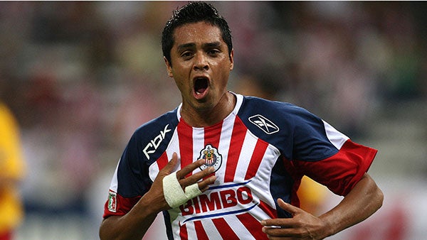 Sergio Santana festeja un gol con Chivas