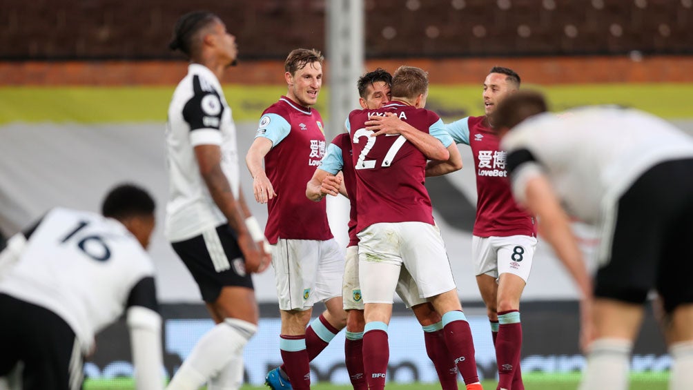 Jugadores del Fulham se lamentan tras gol del Burnley 