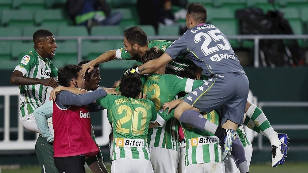 Jugadores del Betis celebran un gol vs Granada