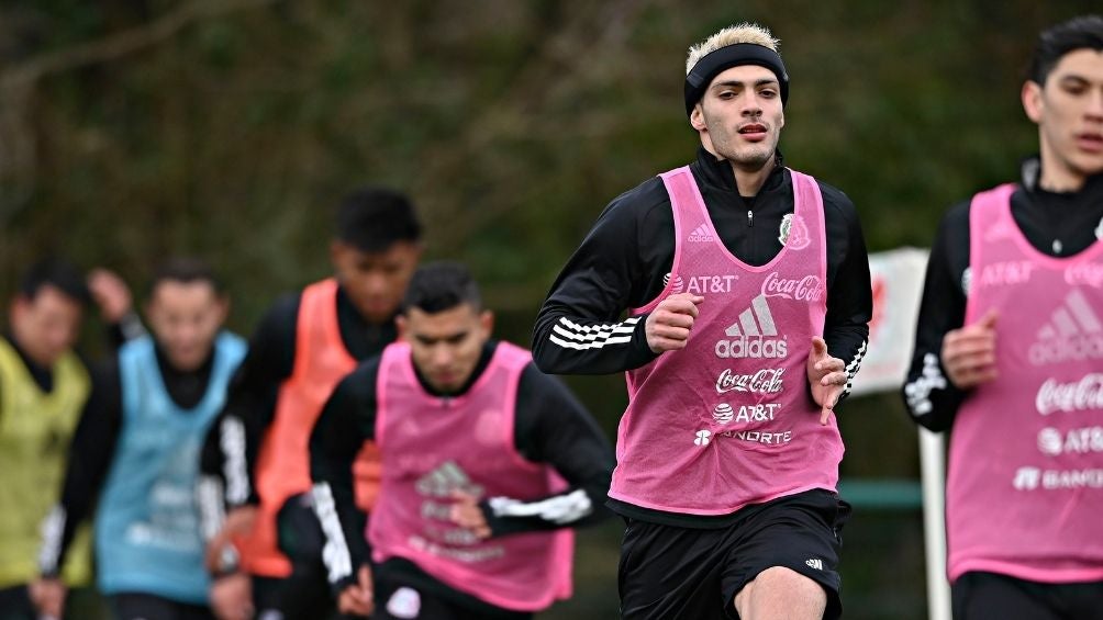 Raúl Jiménez en un entrenamiento con Selección 