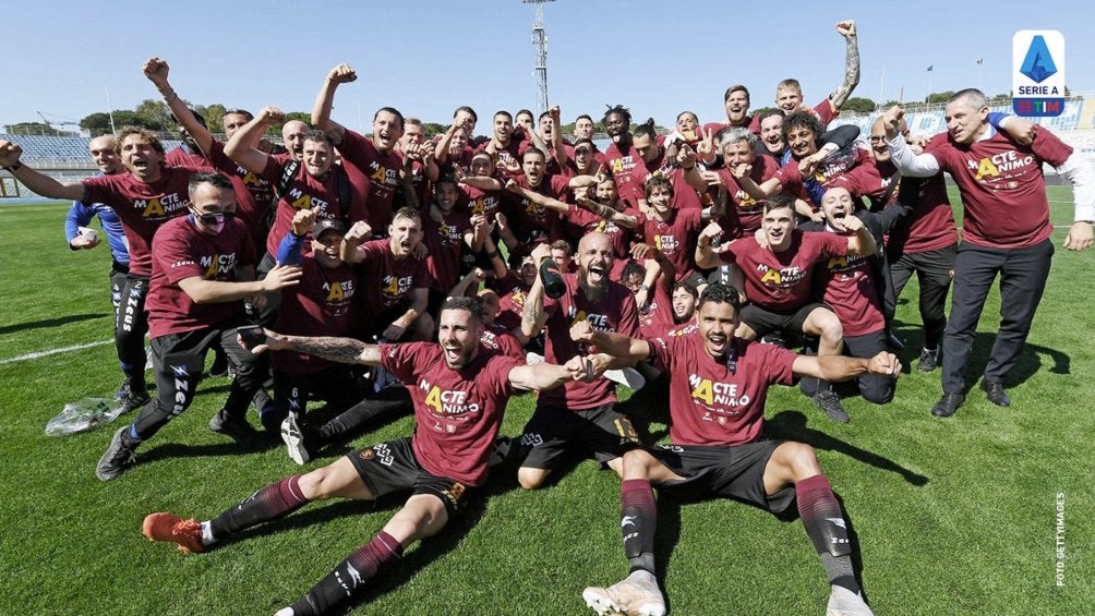 Salernitana festejando su ascenso