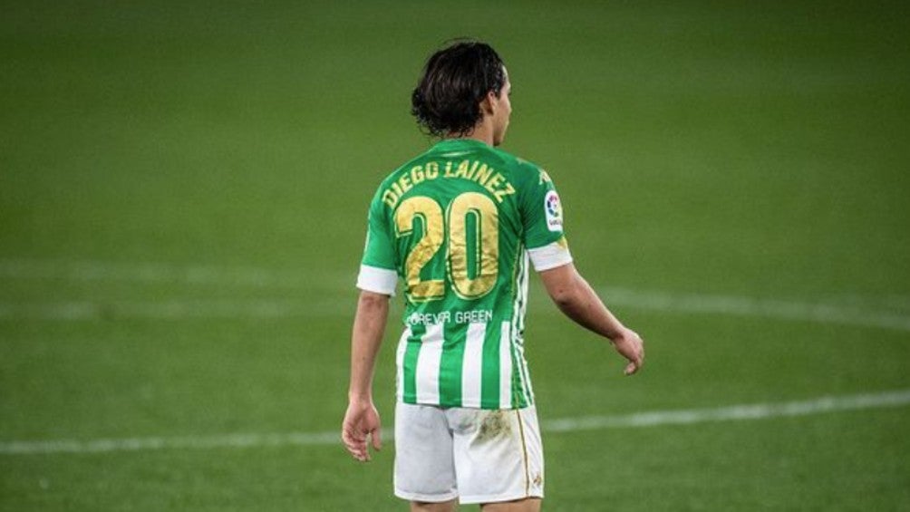 Diego Lainez durante un partido con el Betis