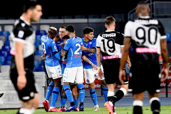 Jugadores del Napoli festejan el gol 