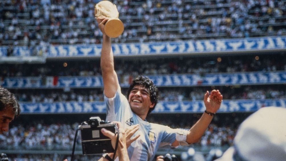 Diego Maradona con la Copa del Mundo en México 86