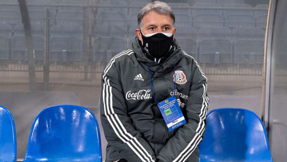 Tata Martino observa un partido del Tri