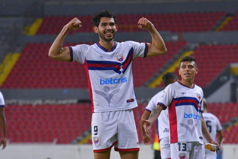  Vladimir Moragrega en partido con Atlante