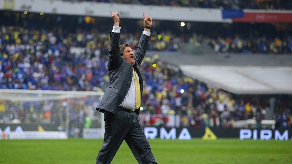 Miguel Herrera celebrando un título con América