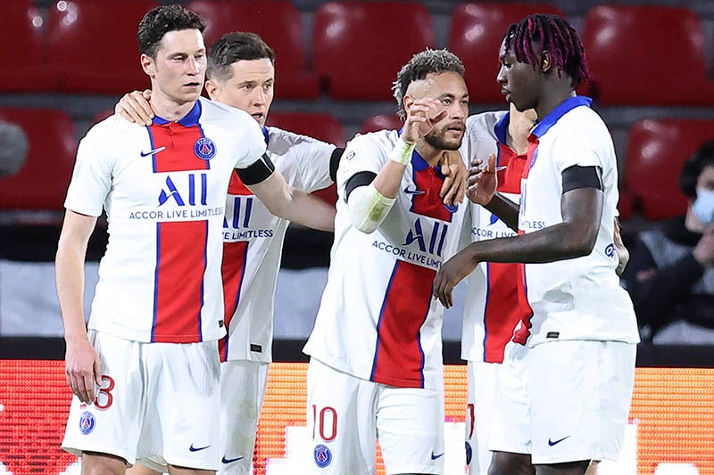 Jugadores del PSG festejan un tanto en Liga 