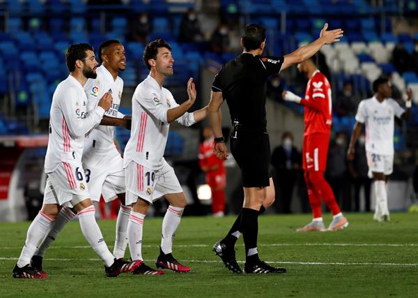 Jugadores del Real Madrid protestan contra el árbitro por penal concedido al Sevilla