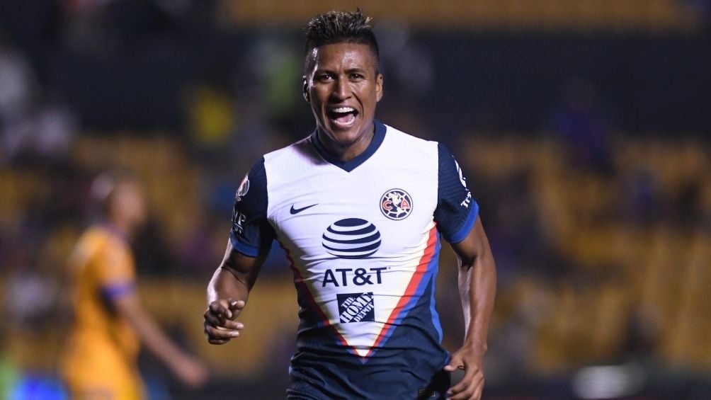 Pedro Aquino en un partido de América