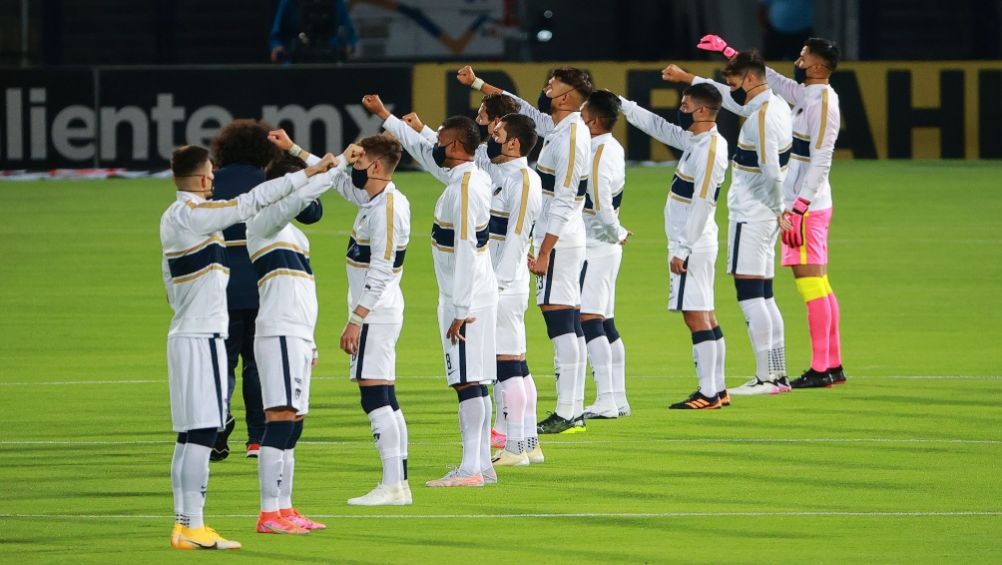 Jugadores de Pumas previo a un partido de Liga MX