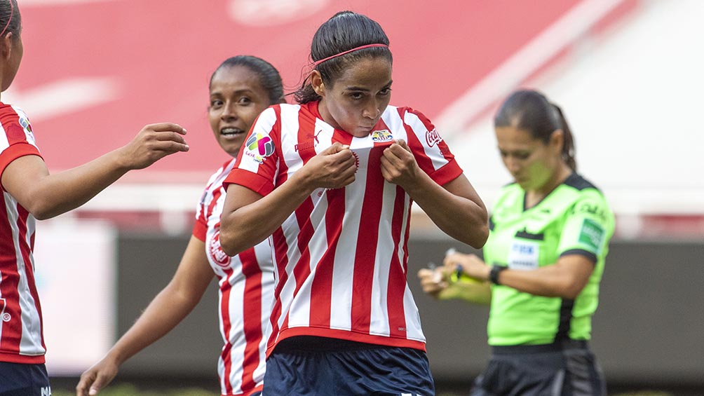 Carolina Jaramillo festeja un gol con Chivas