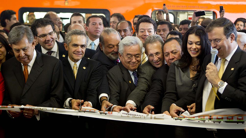 Miguel Mancera y otros funcionarios en la inauguración de la Línea 12