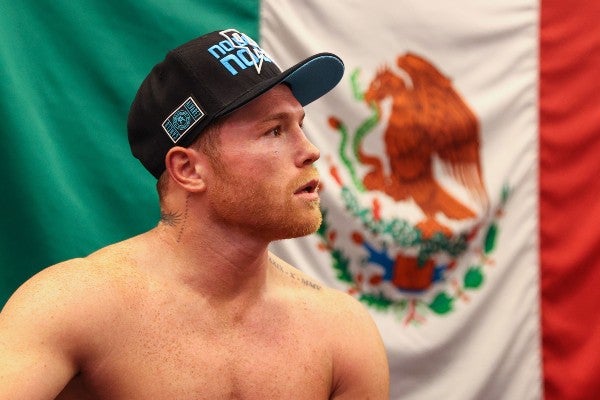 Saúl 'Canelo' Álvarez con la bandera de México