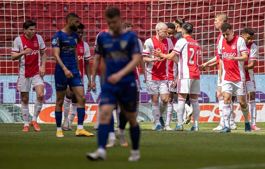 Jugadore del Ajax celebran anotación