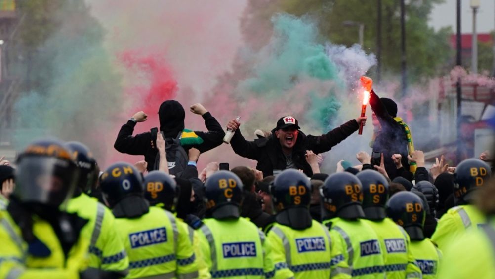 Manifestantes previo al partido entre Manchester United y Liverpool