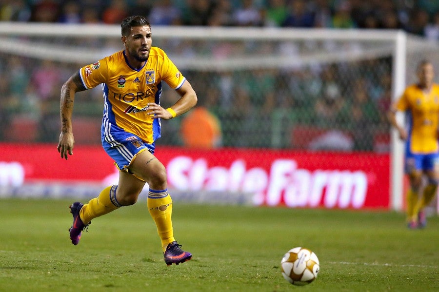 Andy Delort durante un partido con Tigres