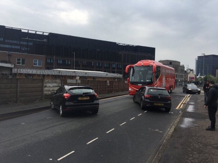 Manifestantes bloquearon el paso del camión del Liverpool