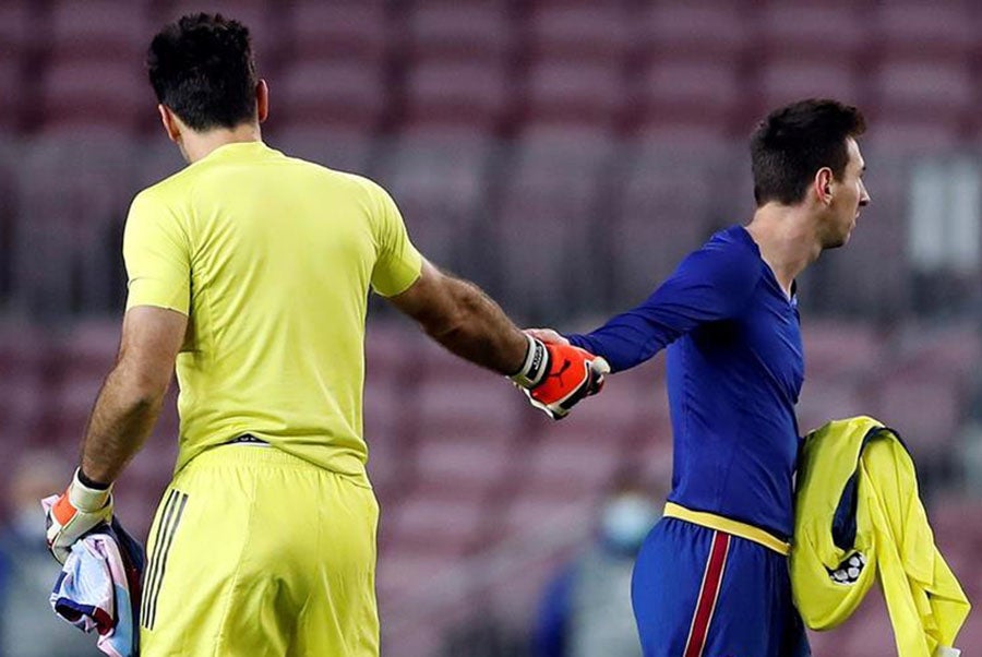 Buffon y Lionel Messi se saludan